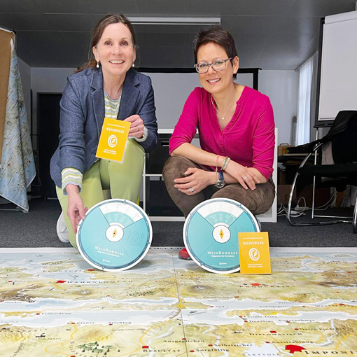 Ich gehöre zu den wenigen zertifizierten MapsTell Guides in der Schweiz und begleite Unternehmen, Führungskräfte und Teams mit Klarheit, Wirkung und viel Erfahrung aus Praxis und Theorie. Zusammen mit meiner Kollegin Ancilla Schmidhauser begleiten wir Teams ab 10 TN mit zwei Kurs-/Workshopleiterinnen